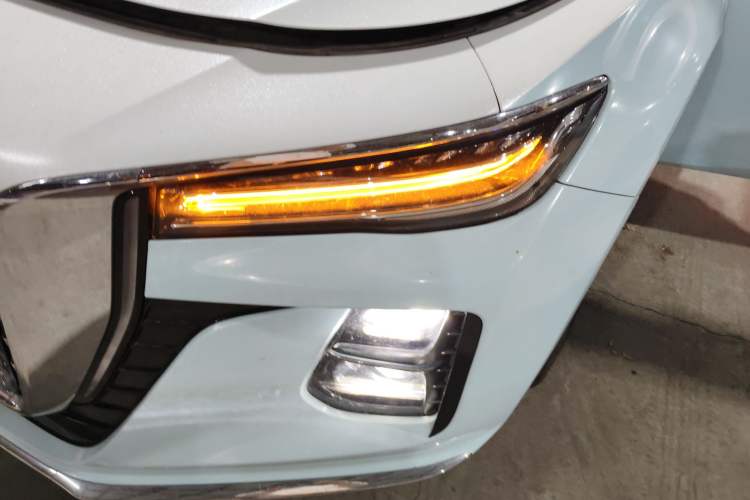 Used Hongqi H5 2023 2.0T Automatic Smart Connect Flagship Edition Left Front Headlight