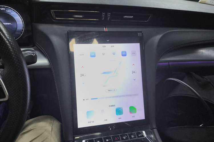 Used Hongqi H5 2023 2.0T Automatic Smart Connect Flagship Edition Audio And AC Panel