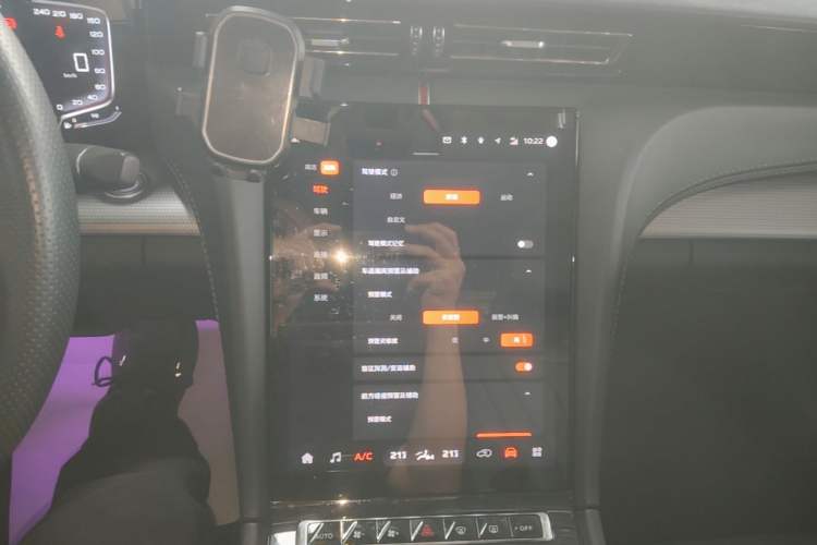 Used Hongqi H5 2023 2.0T Automatic Smart Connect Flagship Edition Audio And AC Panel
