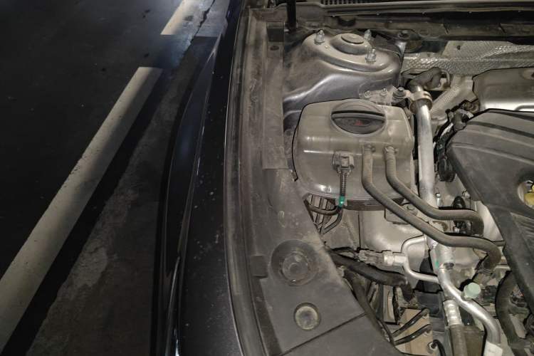 Used Hongqi H5 2023 2.0T Automatic Smart Connect Flagship Edition Engine Bay Right