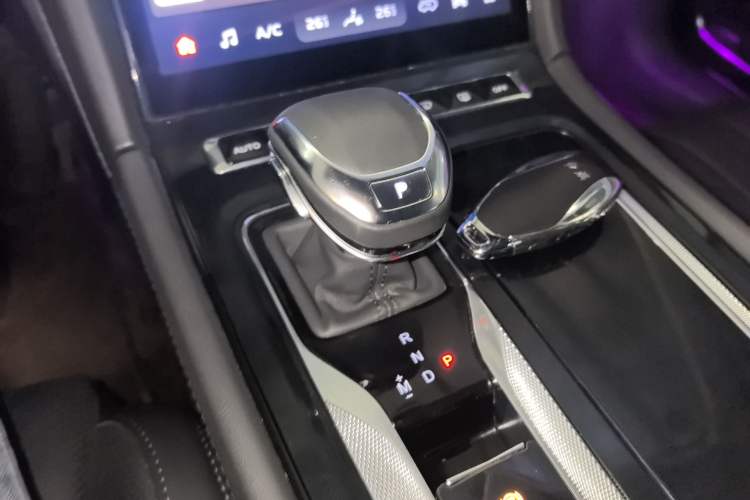 Used Hongqi H5 2023 2.0T Automatic Smart Connect Flagship Edition Gear Lever