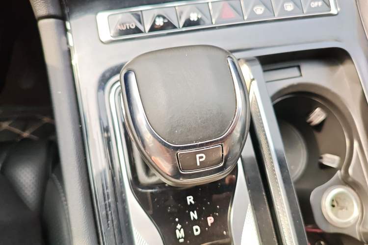 Used Hongqi H5 2023 2.0T Automatic Smart Connect Flagship Edition Gear Lever