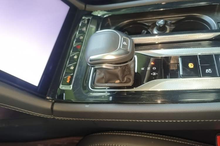 Used Hongqi H5 2023 2.0T Automatic Smart Connect Flagship Edition Gear Lever