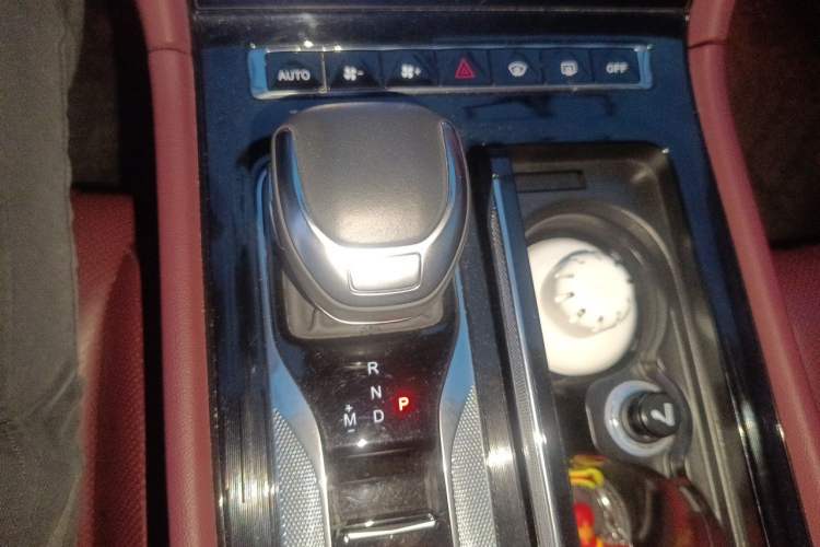 Used Hongqi H5 2023 2.0T Automatic Smart Connect Flagship Edition Gear Lever