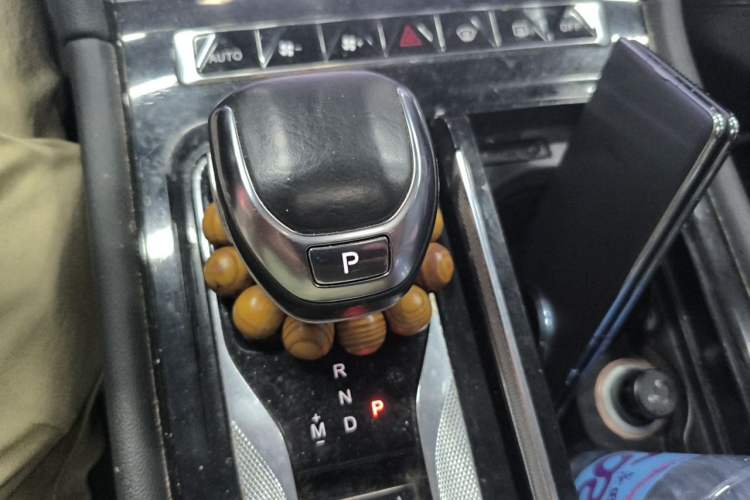 Used Hongqi H5 2023 2.0T Automatic Smart Connect Flagship Edition Gear Lever