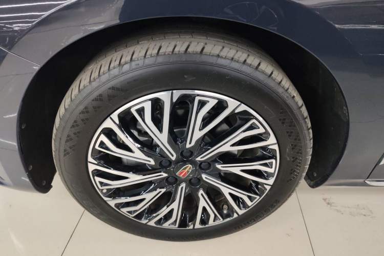 Used Hongqi H5 2023 2.0T Automatic Smart Connect Flagship Edition Left Front Wheel Hub