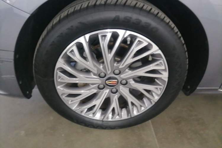 Used Hongqi H5 2023 2.0T Automatic Smart Connect Flagship Edition Left Front Wheel Hub