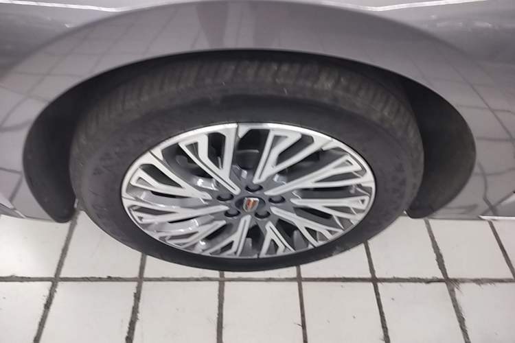 Used Hongqi H5 2023 2.0T Automatic Smart Connect Flagship Edition Left Front Wheel Hub