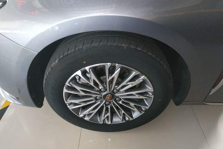 Used Hongqi H5 2023 2.0T Automatic Smart Connect Flagship Edition Left Front Wheel Hub