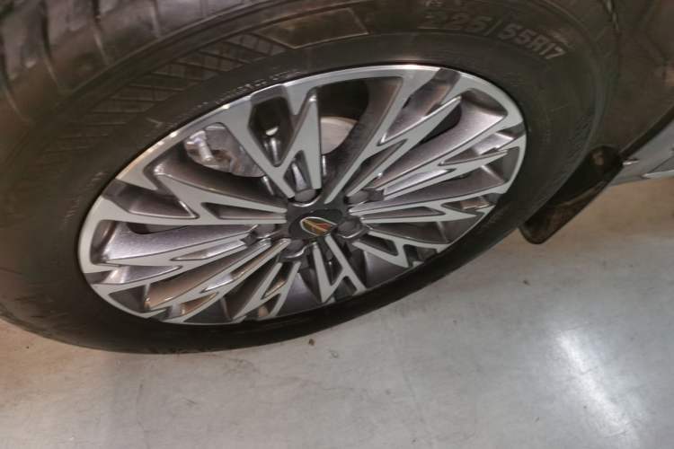 Used Hongqi H5 2023 2.0T Automatic Smart Connect Flagship Edition Left Front Wheel Hub