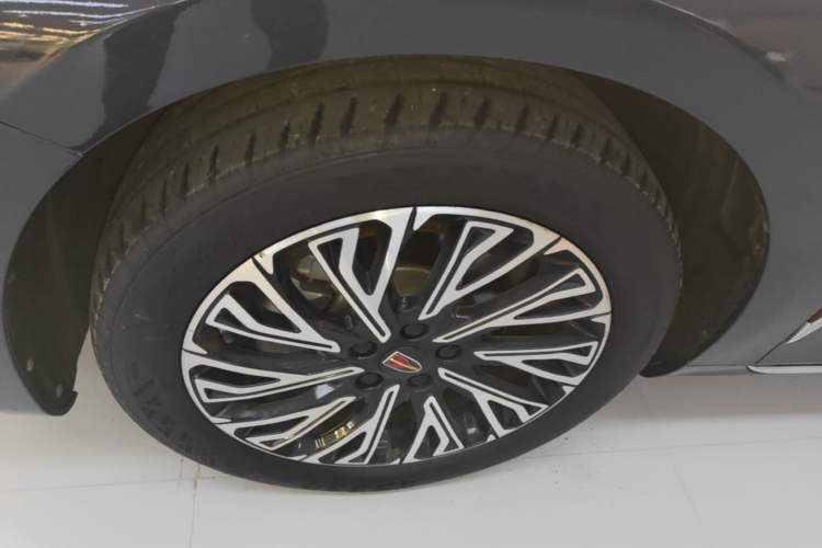Used Hongqi H5 2023 2.0T Automatic Smart Connect Flagship Edition Left Front Wheel Hub