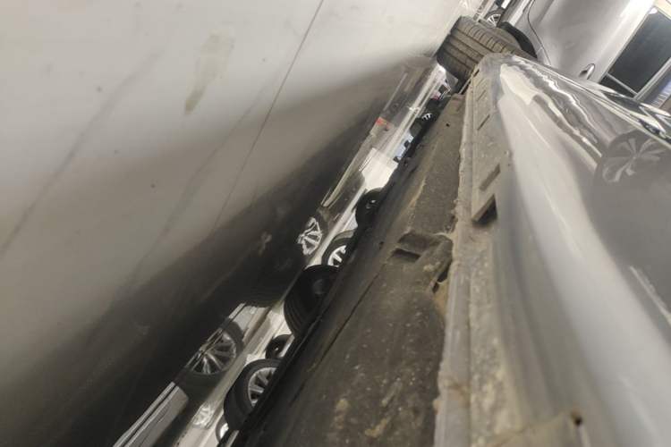 Used Hongqi H5 2023 2.0T Automatic Smart Connect Flagship Edition Left Side Sill