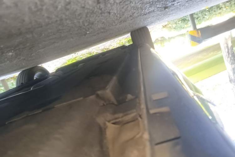 Used Hongqi H5 2023 2.0T Automatic Smart Connect Flagship Edition Left Side Sill