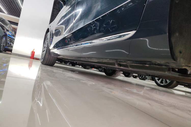 Used Hongqi H5 2023 2.0T Automatic Smart Connect Flagship Edition Left Side Sill