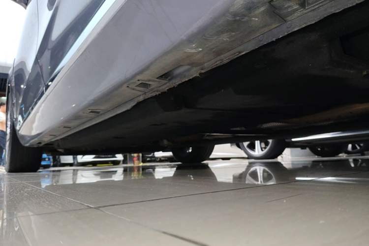 Used Hongqi H5 2023 2.0T Automatic Smart Connect Flagship Edition Left Side Sill