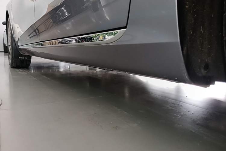 Used Hongqi H5 2023 2.0T Automatic Smart Connect Flagship Edition Left Side Sill