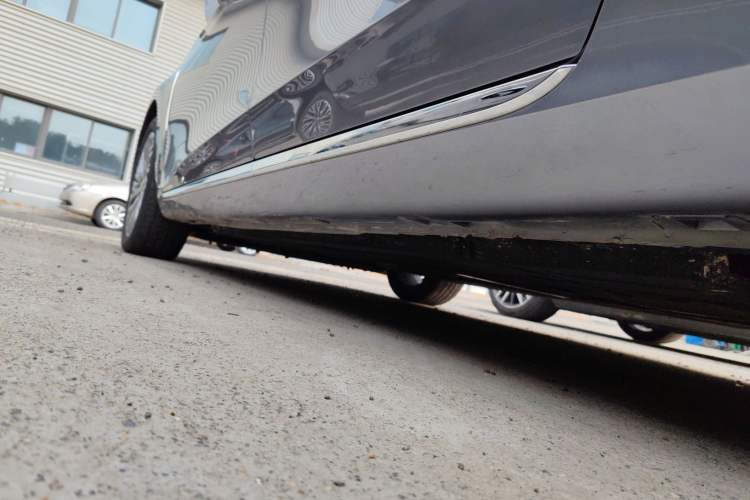 Used Hongqi H5 2023 2.0T Automatic Smart Connect Flagship Edition Left Side Sill