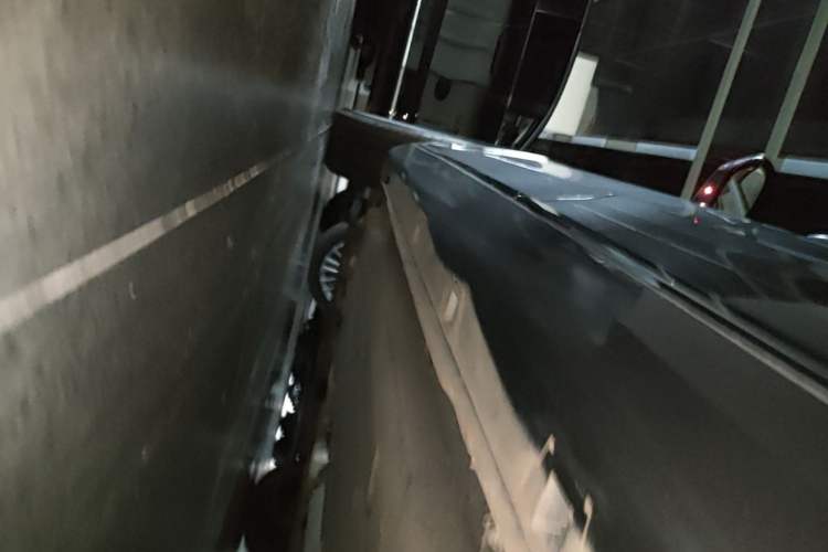 Used Hongqi H5 2023 2.0T Automatic Smart Connect Flagship Edition Left Side Sill