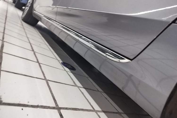 Used Hongqi H5 2023 2.0T Automatic Smart Connect Flagship Edition Left Side Sill
