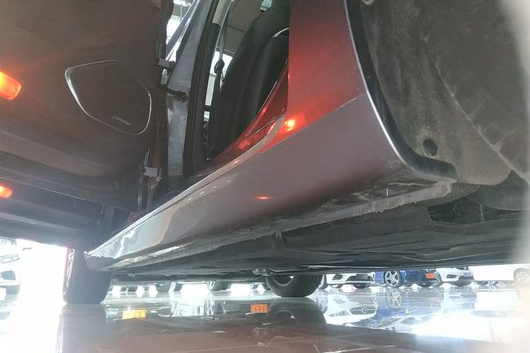 Used Hongqi H5 2023 2.0T Automatic Smart Connect Flagship Edition Left Side Sill