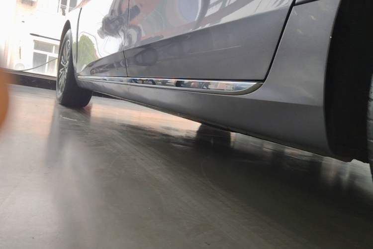 Used Hongqi H5 2023 2.0T Automatic Smart Connect Flagship Edition Left Side Sill