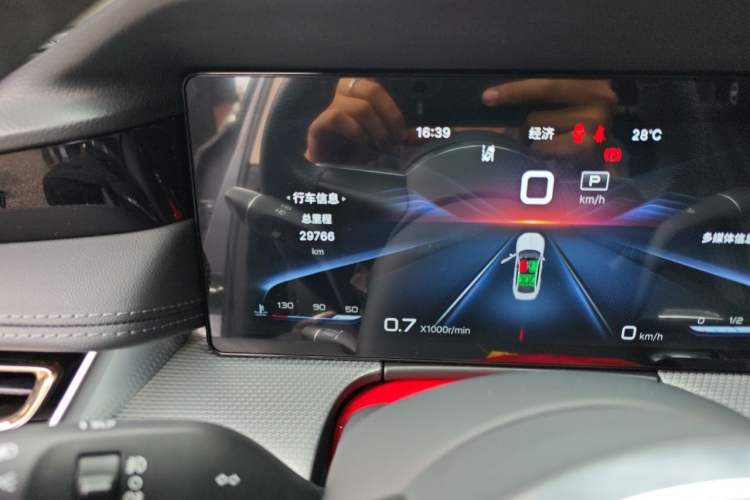 Used Hongqi H5 2023 2.0T Automatic Smart Connect Flagship Edition Odometer Close Up