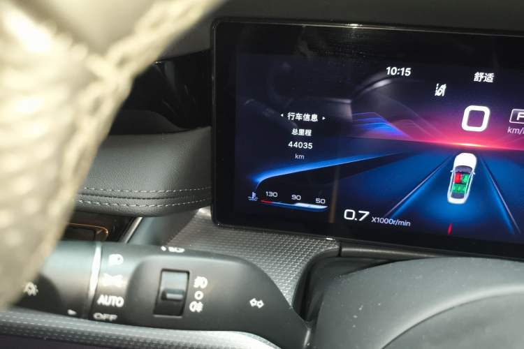 Used Hongqi H5 2023 2.0T Automatic Smart Connect Flagship Edition Odometer Close Up