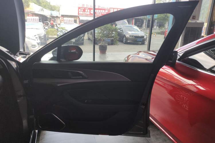 Used Hongqi H5 2023 1.5T DCT Smart Connect Flagship Edition Right Front Door Interior