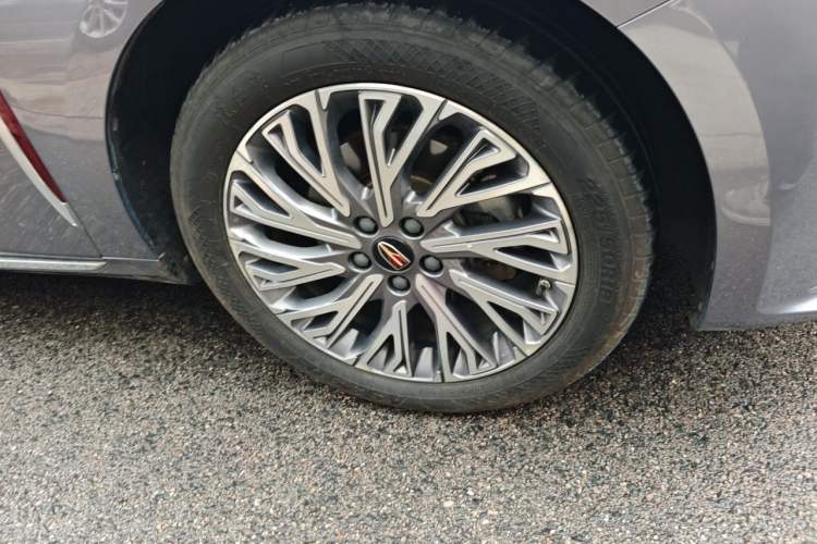 Used Hongqi H5 2023 2.0T Automatic Smart Connect Flagship Edition Right Front Wheel Hub