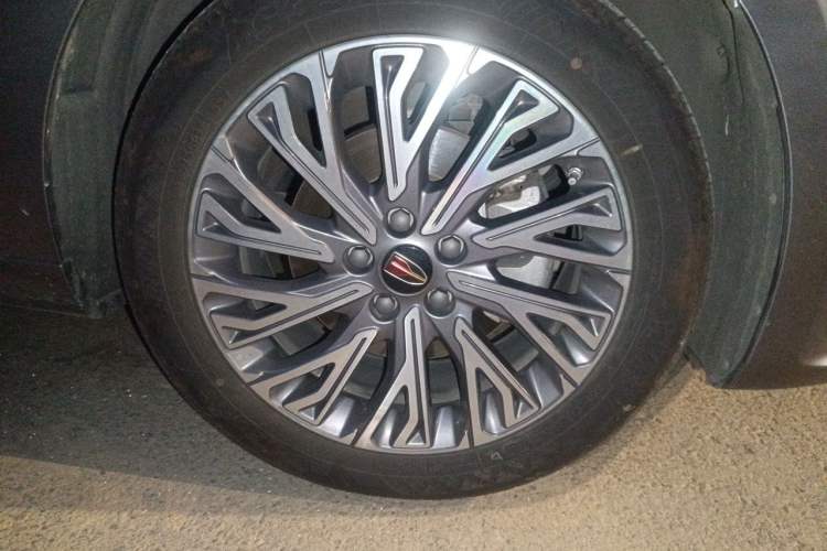 Used Hongqi H5 2023 2.0T Automatic Smart Connect Flagship Edition Right Front Wheel Hub
