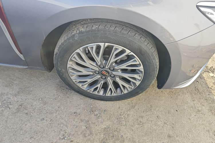 Used Hongqi H5 2023 2.0T Automatic Smart Connect Flagship Edition Right Front Wheel Hub