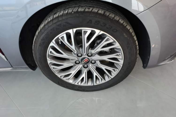 Used Hongqi H5 2023 2.0T Automatic Smart Connect Flagship Edition Right Front Wheel Hub