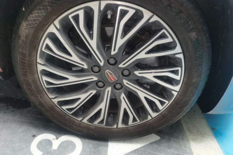 Used Hongqi H5 2023 2.0T Automatic Smart Connect Flagship Edition Right Front Wheel Hub