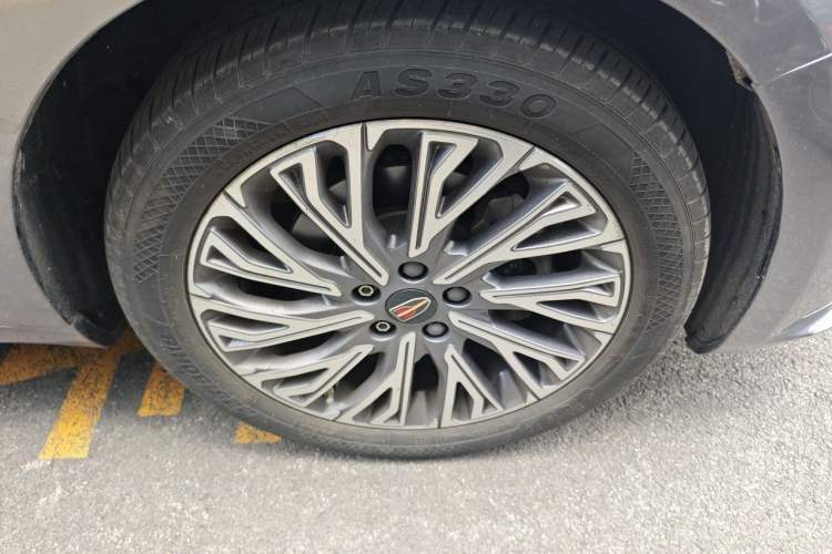 Used Hongqi H5 2023 2.0T Automatic Smart Connect Flagship Edition Right Front Wheel Hub