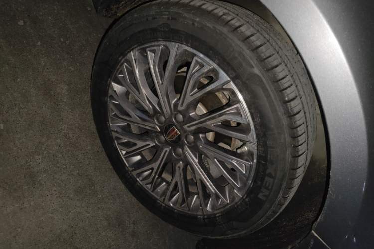 Used Hongqi H5 2023 2.0T Automatic Smart Connect Flagship Edition Right Front Wheel Hub