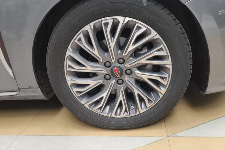 Used Hongqi H5 2023 2.0T Automatic Smart Connect Flagship Edition Right Front Wheel Hub