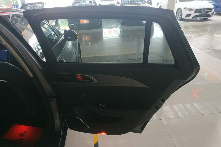 Used Hongqi H5 2023 2.0T Automatic Smart Connect Flagship Edition Right Rear Door Interior
