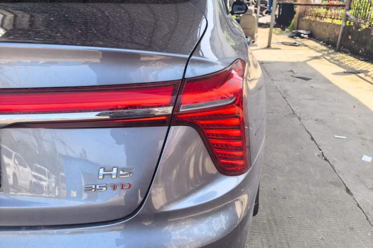 Used Hongqi H5 2023 1.5T DCT Smart Connect Flagship Edition Right Rear Taillight