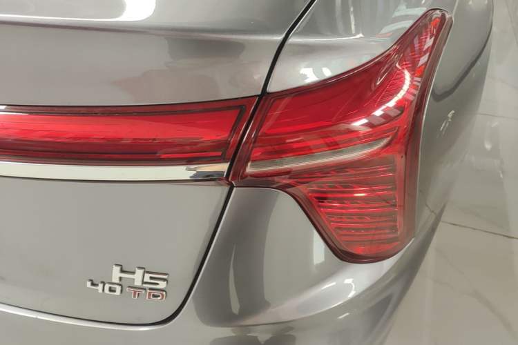 Used Hongqi H5 2023 2.0T Automatic Smart Connect Flagship Edition Right Rear Taillight