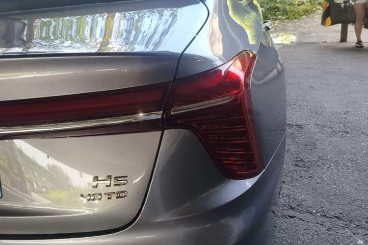 Used Hongqi H5 2023 2.0T Automatic Smart Connect Flagship Edition Right Rear Taillight