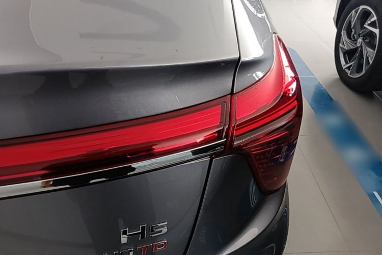 Used Hongqi H5 2023 2.0T Automatic Smart Connect Flagship Edition Right Rear Taillight