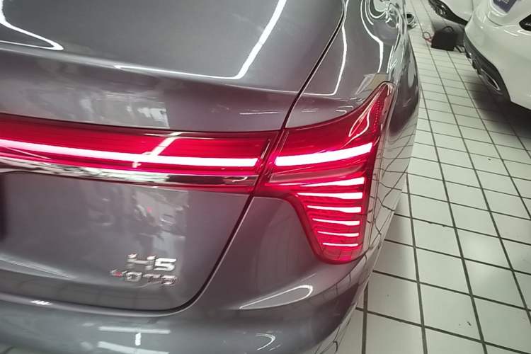 Used Hongqi H5 2023 2.0T Automatic Smart Connect Flagship Edition Right Rear Taillight