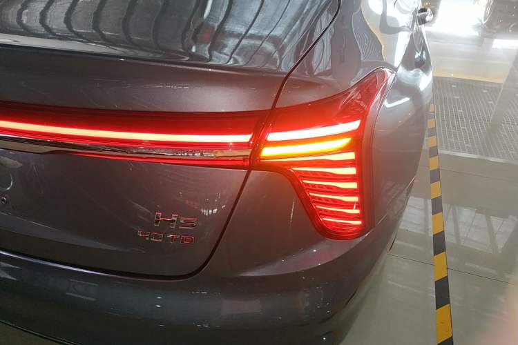 Used Hongqi H5 2023 2.0T Automatic Smart Connect Flagship Edition Right Rear Taillight