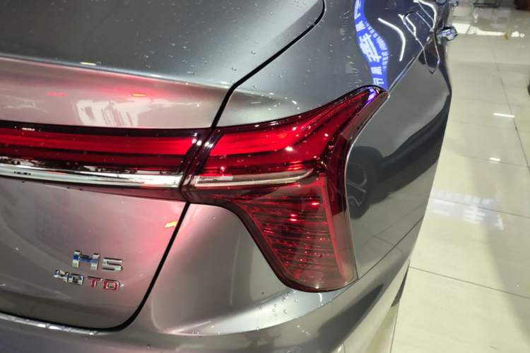 Used Hongqi H5 2023 2.0T Automatic Smart Connect Flagship Edition Right Rear Taillight