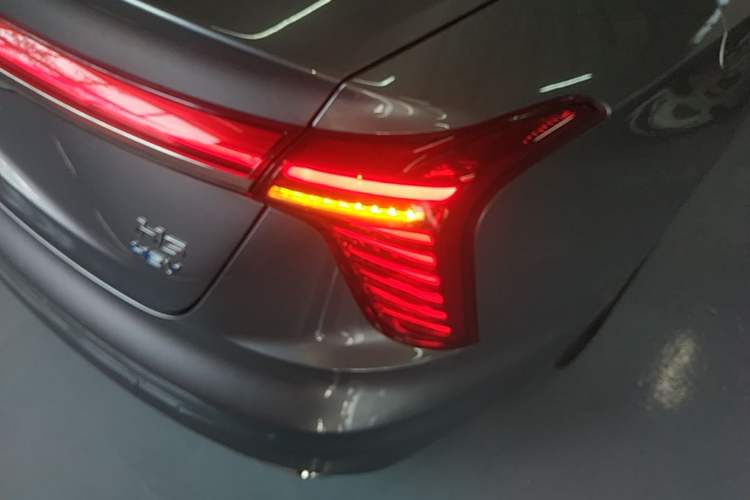 Used Hongqi H5 2023 1.5T HEV Smart Connect Flagship Edition Right Rear Taillight