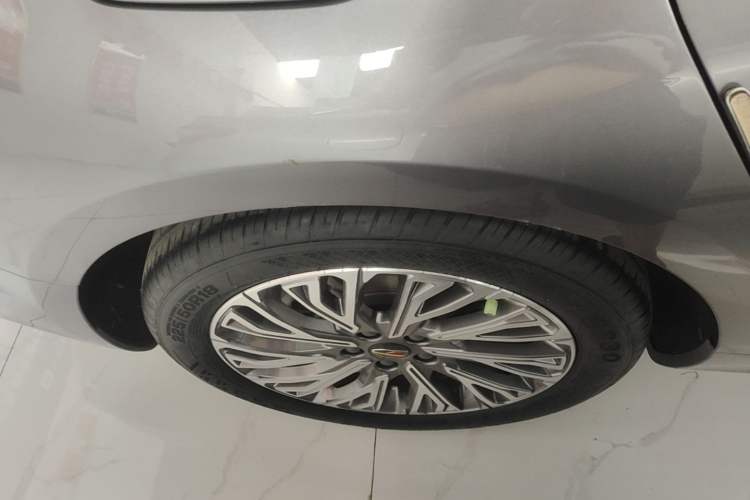 Used Hongqi H5 2023 2.0T Automatic Smart Connect Flagship Edition Right Rear Wheel Hub
