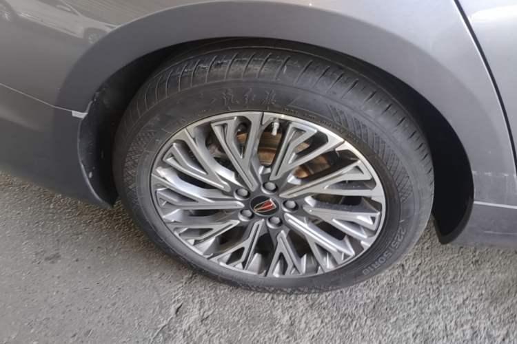 Used Hongqi H5 2023 2.0T Automatic Smart Connect Flagship Edition Right Rear Wheel Hub
