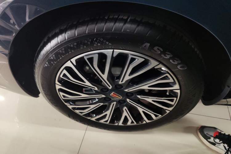 Used Hongqi H5 2023 2.0T Automatic Smart Connect Flagship Edition Right Rear Wheel Hub