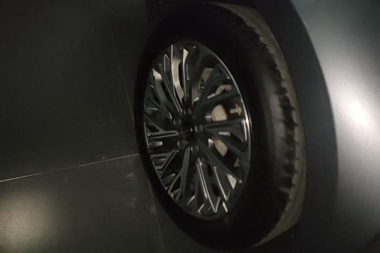 Used Hongqi H5 2023 2.0T Automatic Smart Connect Flagship Edition Right Rear Wheel Hub