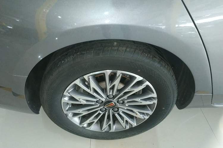 Used Hongqi H5 2023 2.0T Automatic Smart Connect Flagship Edition Right Rear Wheel Hub